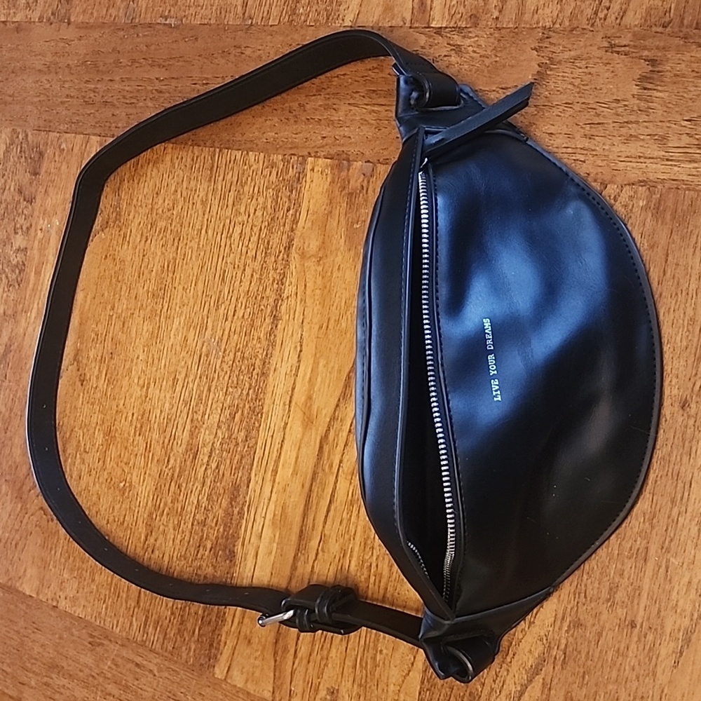 Stradavarius fanny pack - live your dreams